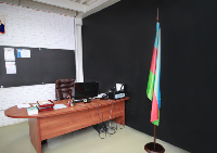 Кабинетный флагшток деревянный с основанием Блин эконом (бук) 1 шток 2,2 м